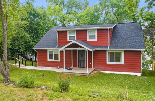 Columbia City Casa | Cozy Cottage on Cedar Lake with Children's Club House. Perfect For Families