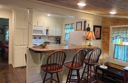 Adairsville Cabaña | Cozy Cottage on Creek 1/2 mi. from Barnsley Resort - No Cleaning or Pet Fees