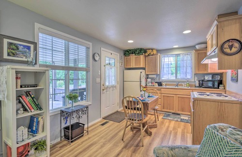 McMinnville Cabaña | Cozy Cottage on Flower Farm w/ Baker Creek Views!
