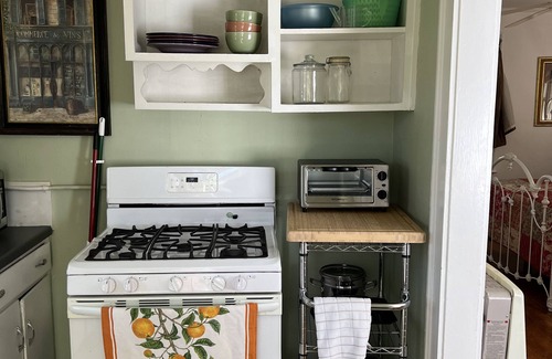 Edgewood Cabaña | cozy cottage on half acre garden walking distance to edgewood shopping district