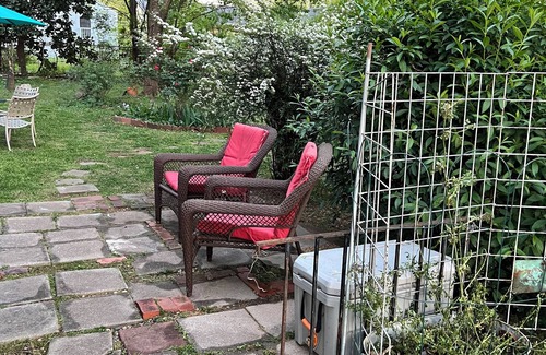 Edgewood Cabaña | cozy cottage on half acre garden walking distance to edgewood shopping district