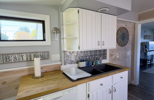 Malletts Bay Cabaña | Cozy Cottage on Lake Champlain with Incredible Views and Outdoor Space!