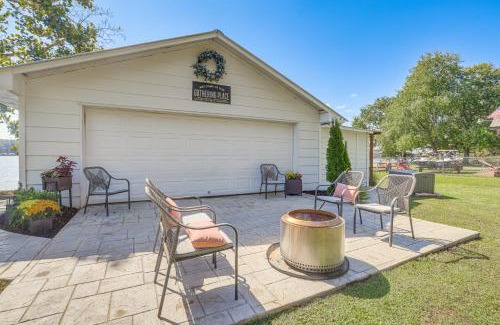 Wilsonville Casa | Cozy Cottage on Main Channel of Lay Lake