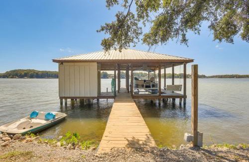 Wilsonville Casa | Cozy Cottage on Main Channel of Lay Lake