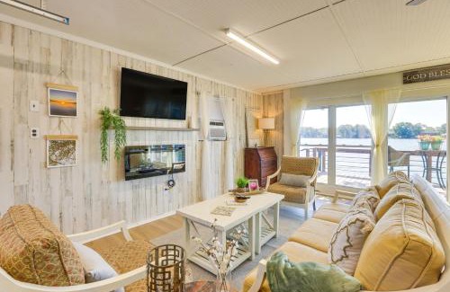 Wilsonville Casa | Cozy Cottage on Main Channel of Lay Lake