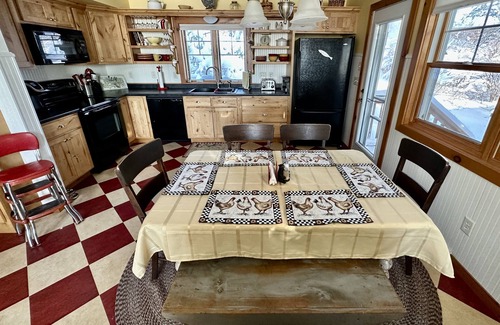 Hatley Cabaña | Cozy Cottage on Pike Lake