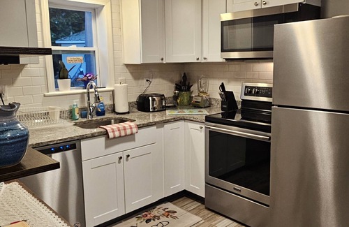 West Hopkinton Cabaña | Cozy cottage on Pleasant Pond