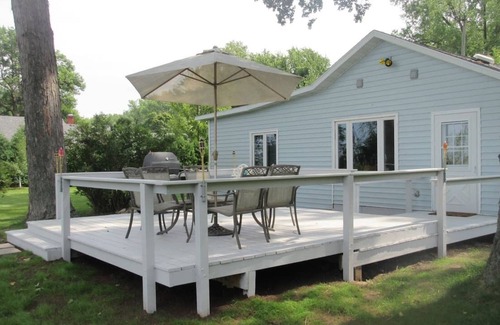 Green Bay Cabaña | Cozy Cottage on the Bay, with deck and fire pit