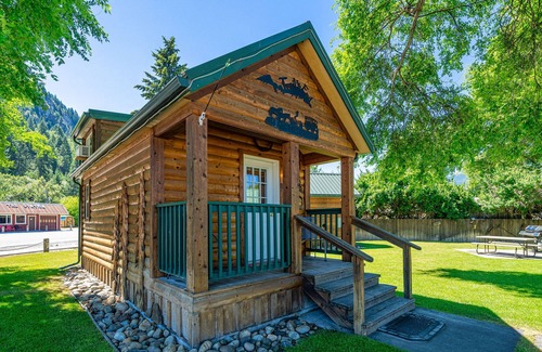 Northport Cabaña | Cozy Cottage on the edge of town.