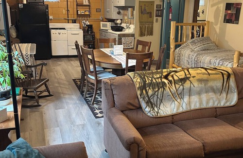Omro Cabaña | Cozy cottage on the Fox River, in town location