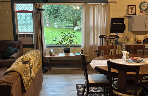 Omro Cabaña | Cozy cottage on the Fox River, in town location