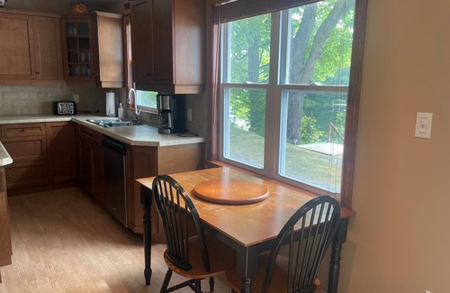 Rideau Lakes Cabaña | Cozy cottage on the Rideau, relax with the whole family