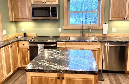 Manistique Cabaña | Cozy Cottage on the lake w/ all new remodel