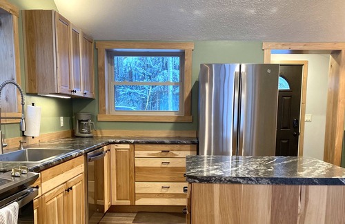 Manistique Cabaña | Cozy Cottage on the lake w/ all new remodel