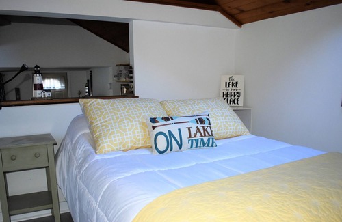 Canandaigua Cabaña | Cozy cottage one block to Lake. Perfect for couples & solo travelers w/a pup!