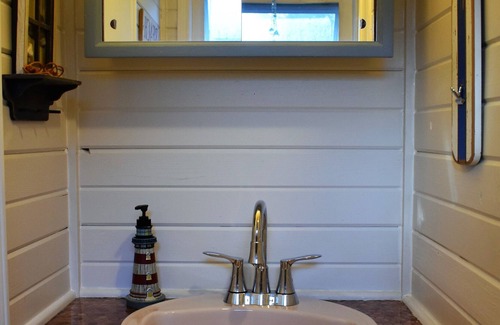 Canandaigua Cabaña | Cozy cottage one block to Lake. Perfect for couples & solo travelers w/a pup!