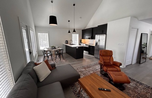 Whiteway Casa | Cozy cottage or guest house next to walking trails and golf course.