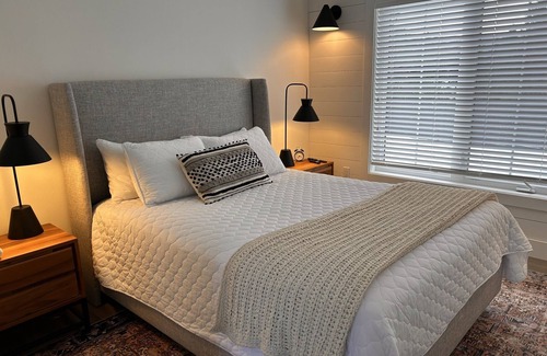 Whiteway Casa | Cozy cottage or guest house next to walking trails and golf course.