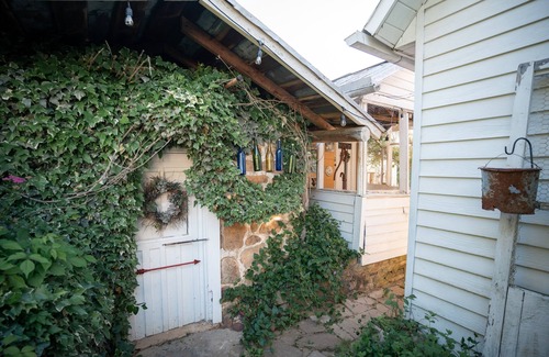 Sevierville Cabaña | Cozy Cottage Perfect for Couples Getaway near the Smoky Mountain, Dollywood & PF