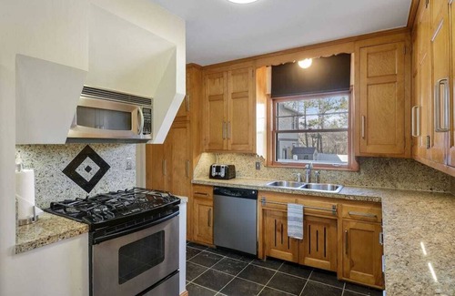 Wayzata Casa | Cozy Cottage/Porch/Firepit Only 15min from Dt MPLS