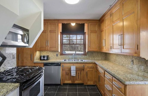 Wayzata Casa | Cozy Cottage/Porch/Firepit Only 15min from Dt MPLS