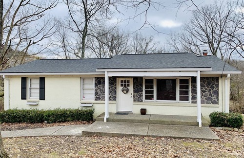 Franklin Casa | Cozy Cottage Retreat in the heart of Cool Springs.