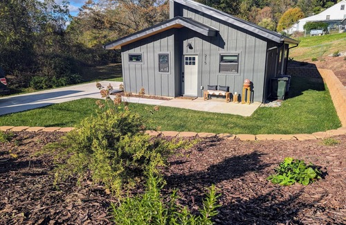 Waynesville Cabaña | Cozy Cottage Sleeps 4! - Master King Bedroom and Hideaway Loft with Double Bed.