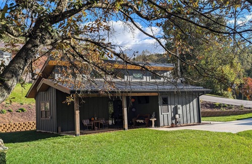Waynesville Cabaña | Cozy Cottage Sleeps 4! - Master King Bedroom and Hideaway Loft with Double Bed.