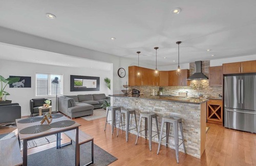 Levergood Beach Casa | Cozy cottage steps from beautiful Lake Erie w/Hot tub. Wine, dine and unwind!!