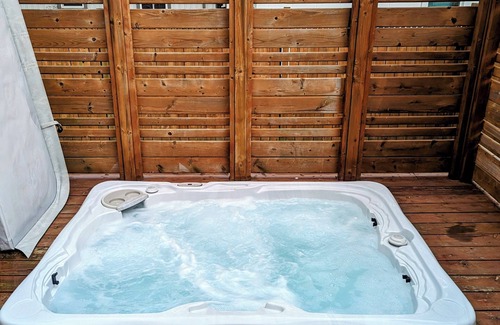 Levergood Beach Casa | Cozy cottage steps from beautiful Lake Erie w/Hot tub. Wine, dine and unwind!!