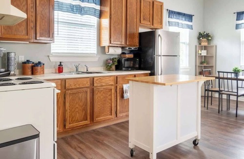 Waco Cabaña | Cozy Cottage Summary: