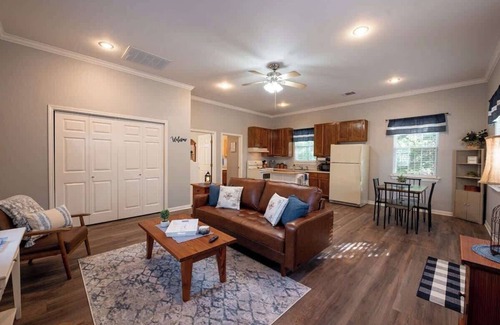 Waco Cabaña | Cozy Cottage Summary: