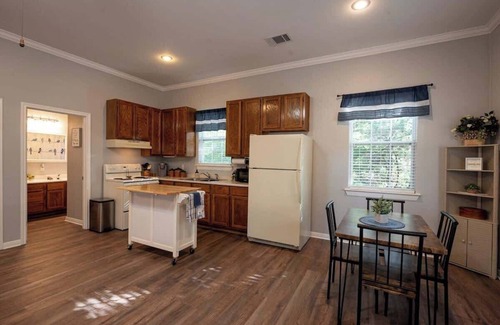 Waco Cabaña | Cozy Cottage Summary: