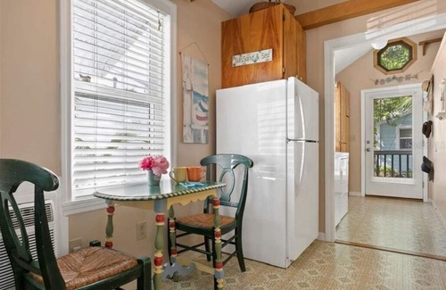 Madeira Beach Cabaña | Ocean Breeze - ¡Acogedora cabaña que está cerca de la playa y del Paso de John!