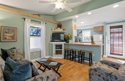 Madeira Beach Cabaña | Baybreeze Cottage - Acogedora cabaña que está cerca de todo!