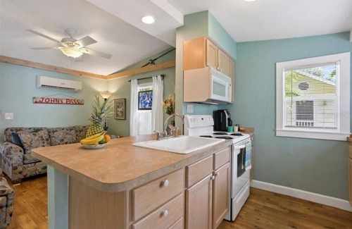 Madeira Beach Cabaña | Baybreeze Cottage - Acogedora cabaña que está cerca de todo!