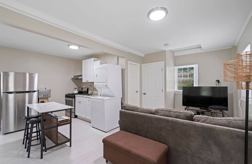 Northport Casa | Cozy Cottage- Tucked Away and Private. Close to Village and Shopping.