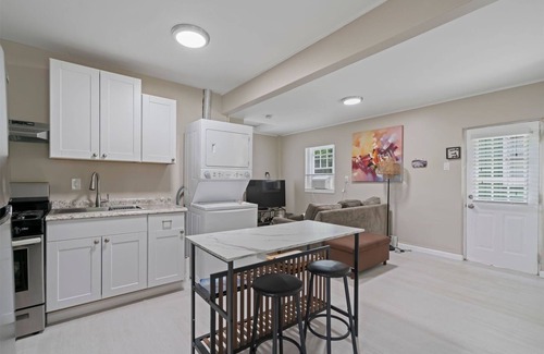 Northport Casa | Cozy Cottage- Tucked Away and Private. Close to Village and Shopping.