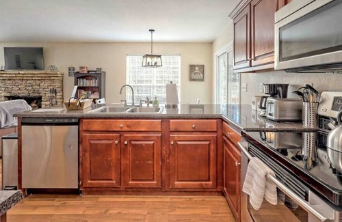 Young Harris Casa | Cozy Cottage w/ Big Yard, Deck, Fire Pit & Creek Dog friendly