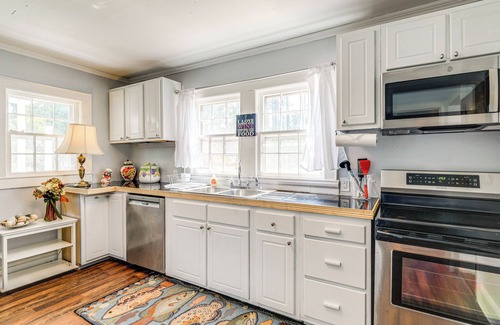 Beaufort Cabaña | Cozy Cottage w/ Deck, 9 Mi to Downtown Beaufort!