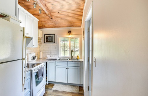 Barnett Cabaña | Cozy Cottage w/ Deck: Walk to Lake of the Ozarks!