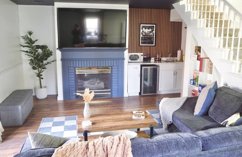 La Salle Casa | Cozy Cottage w/ Hot Tub, 75" TV, Games, Kitchen