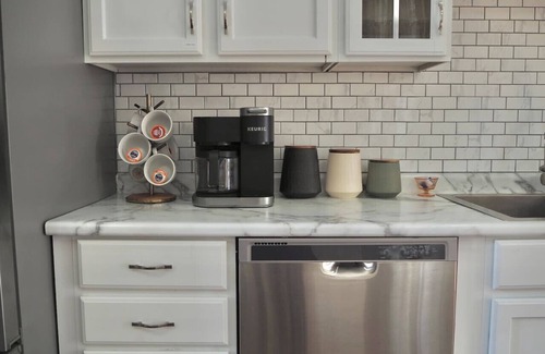 La Salle Casa | Cozy Cottage w/ Hot Tub, 75" TV, Games, Kitchen