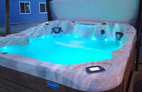 Garden City Cabaña | Cozy Cottage w/ Hot Tub, 2 Blocks from Lake, 15 minute drive to Beaver Mtn