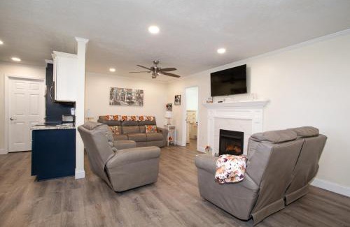Pigeon Forge Casa | Cozy Cottage w Loveseat Fireplace Grill More