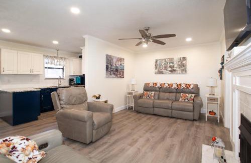 Pigeon Forge Casa | Cozy Cottage w Loveseat Fireplace Grill More