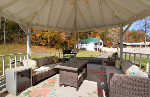 Pigeon Forge Casa | Cozy Cottage w Loveseat Fireplace Grill More