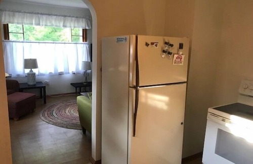 Geneva-on-the-Lake Cabaña | Cozy Cottage w/ Patio, Large Backyard, Close to Lake, Township Park & the Strip!