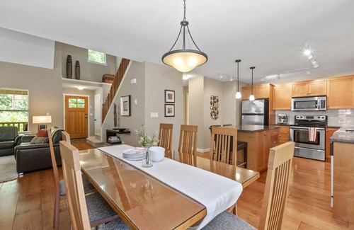 Lindell Beach Cabina | Cozy cottage w/ resort style living near Cultus Lake, perfect for a family stay!
