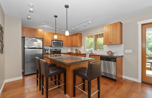 Lindell Beach Cabina | Cozy cottage w/ resort style living near Cultus Lake, perfect for a family stay!